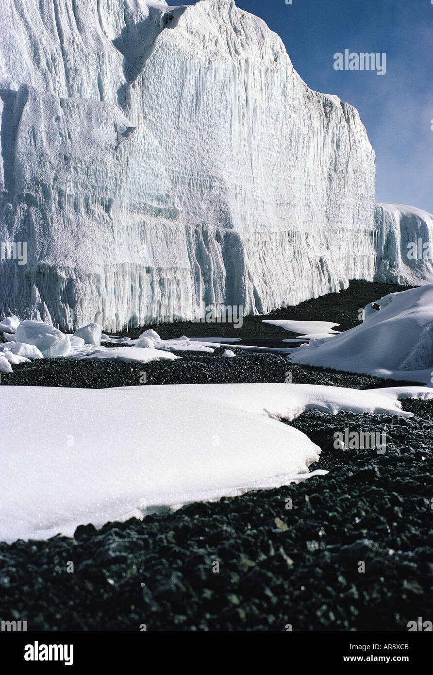 Kilimanjaro vaste scogliere di ghiaccio dentro il cratere Tanzania Africa orientale adottate nel 1972 Foto Stock