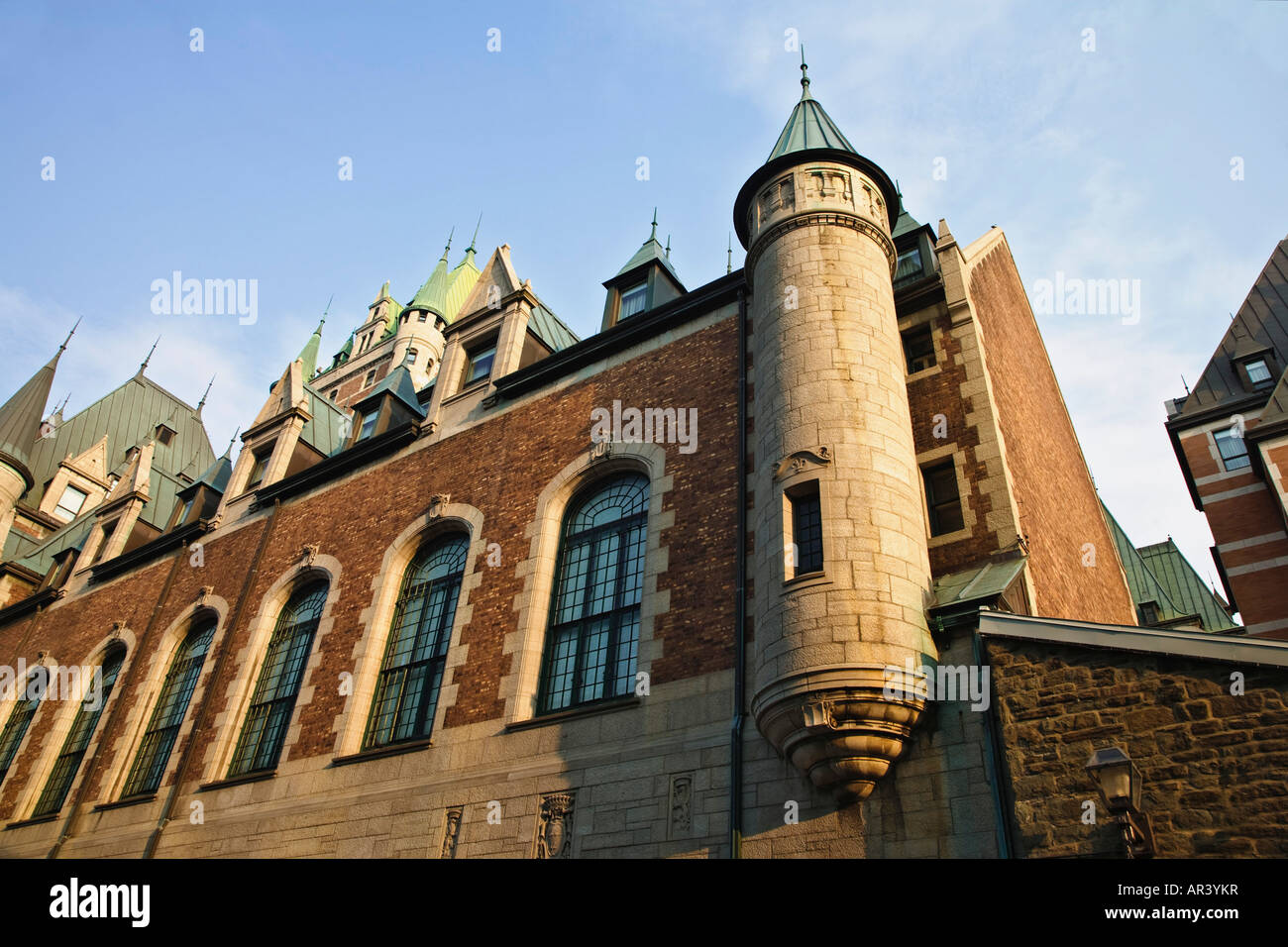 Al di sopra del Saint Lawerence fiume e gli edifici storici della città bassa si siede Quebec City Il Fairmont Le Chateau Frontenac Hotel. Foto Stock