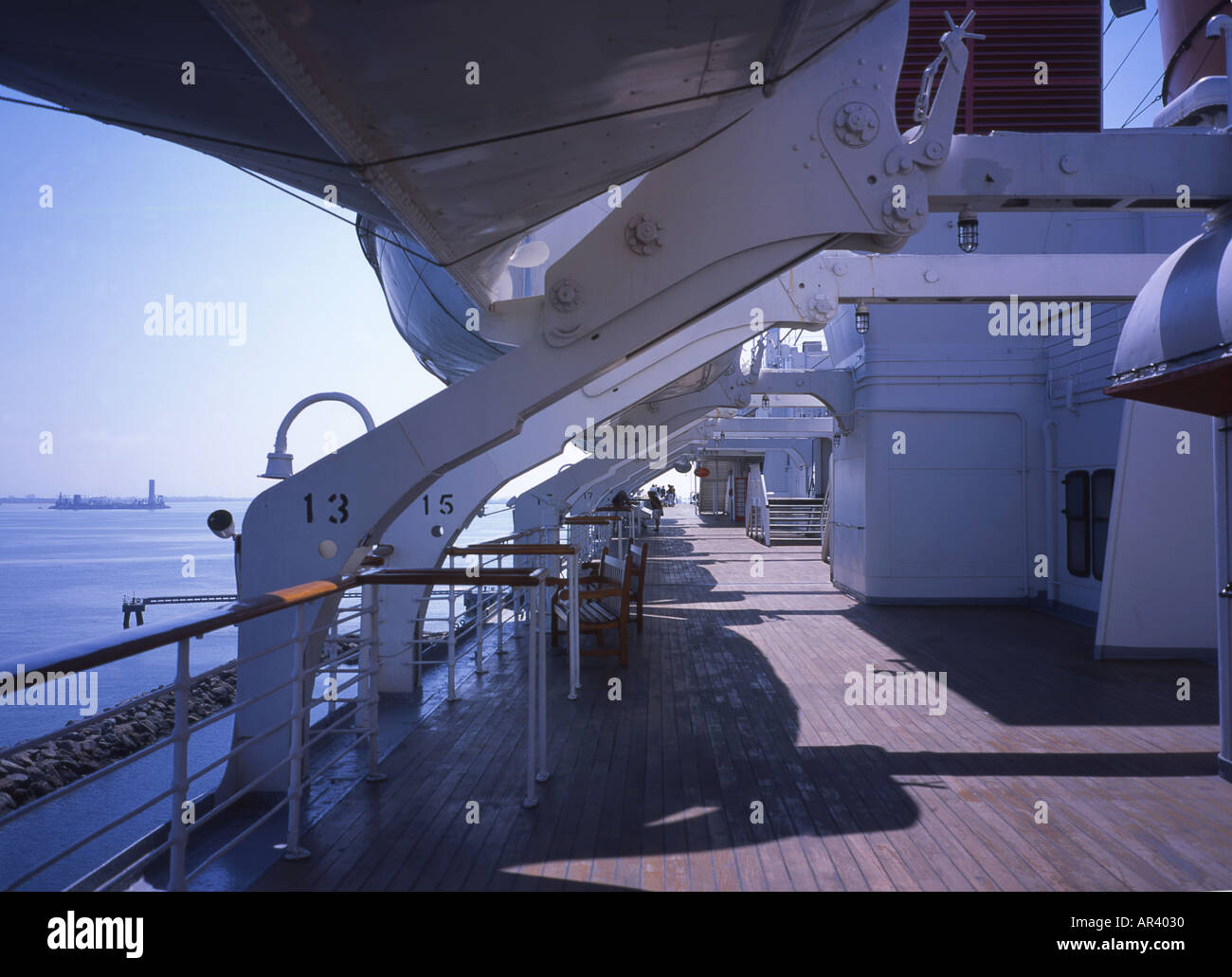 Queen Mary ocean liner upper deck e la scialuppa di salvataggio gruetta Foto Stock