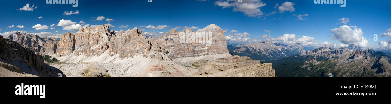 Dolomiti vista panoramica delle Tofane e della Croda da Lago montagne dal Rifugio Lagazuoi Foto Stock