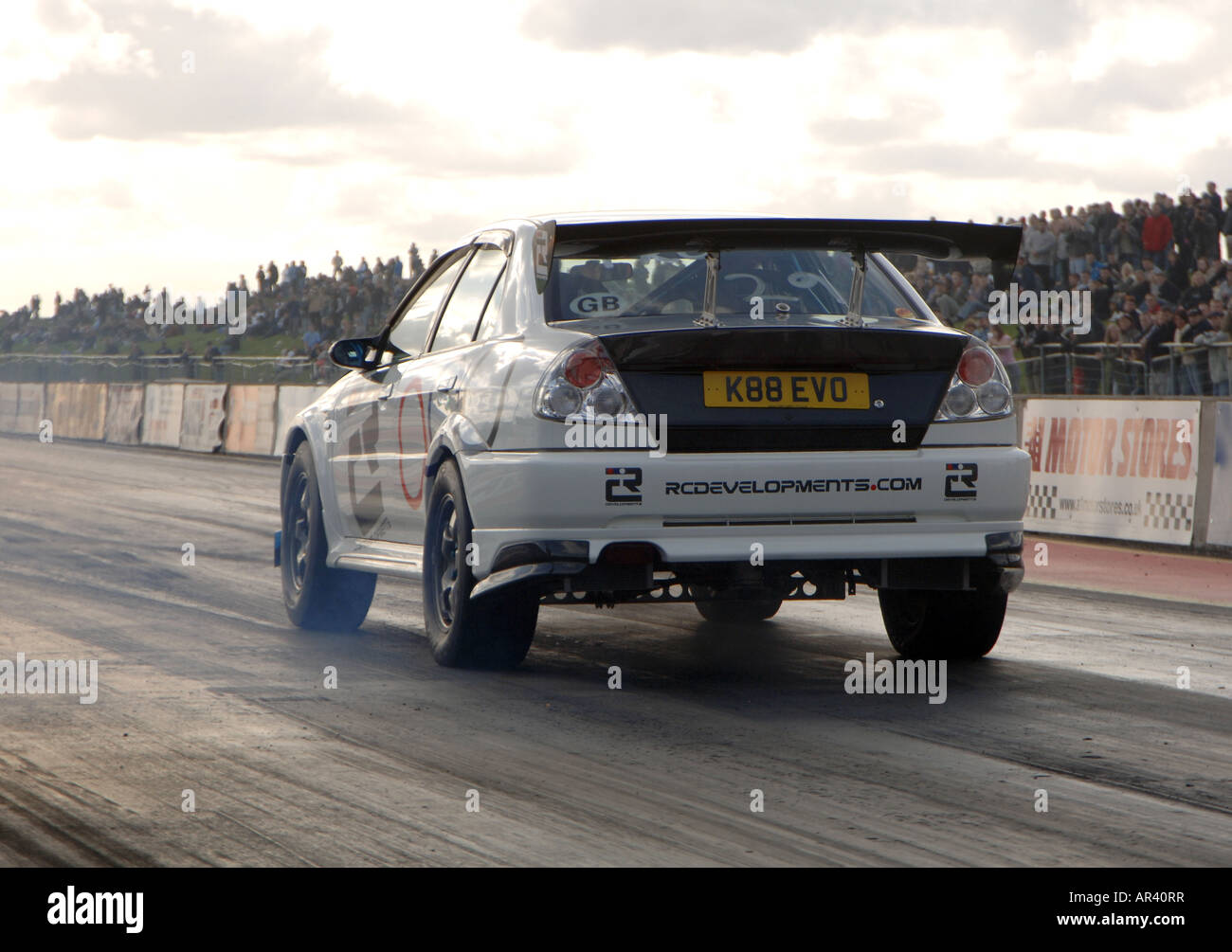 Auto lascia la linea a Santa Pod quarto di miglio drag strip Foto Stock