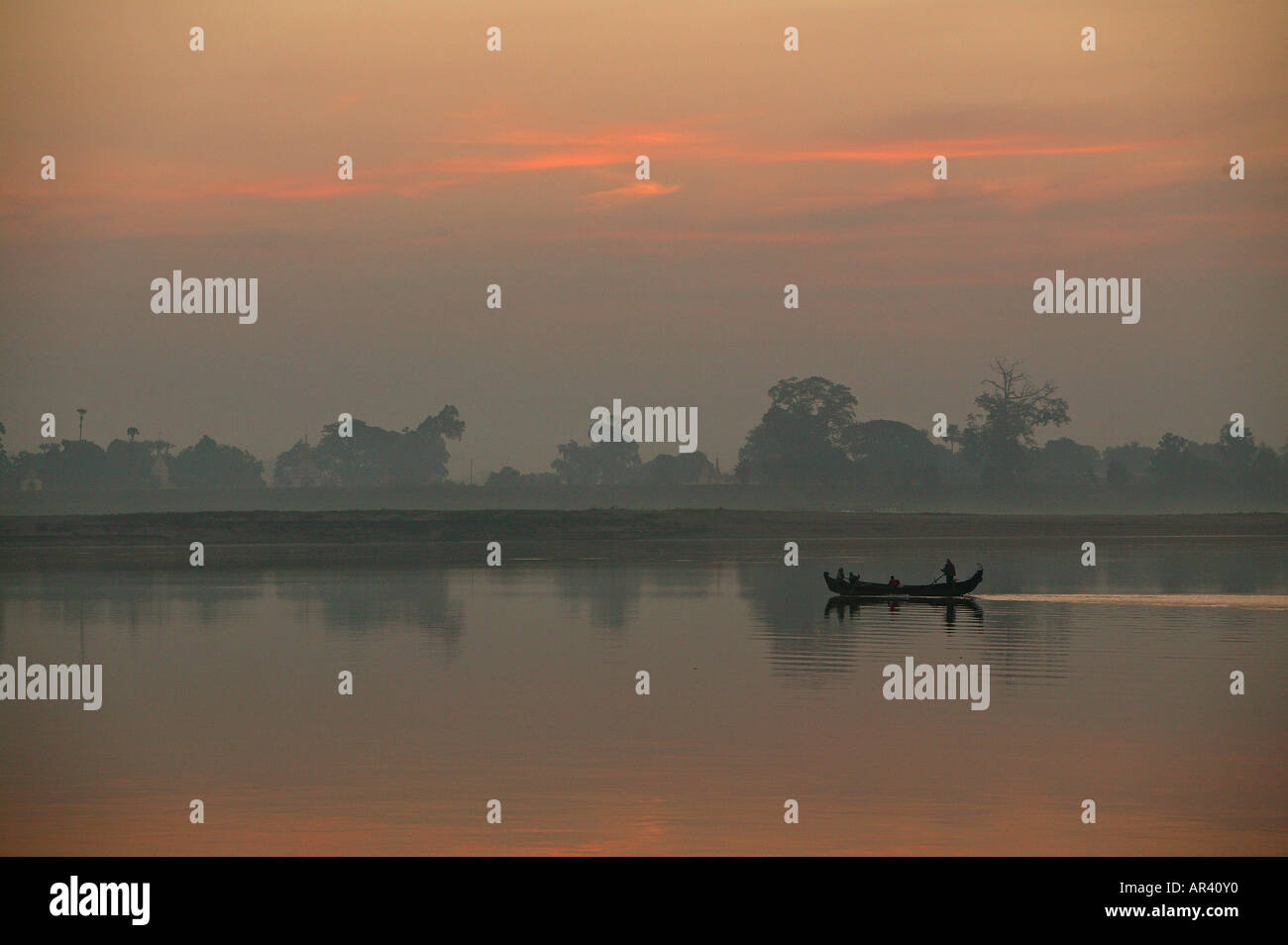 La pesca della sogliola barca sul fiume Irrawaddy, Sunset over Irrawaddy, Ayeyarwady, birmania, myanmar, Asia Foto Stock