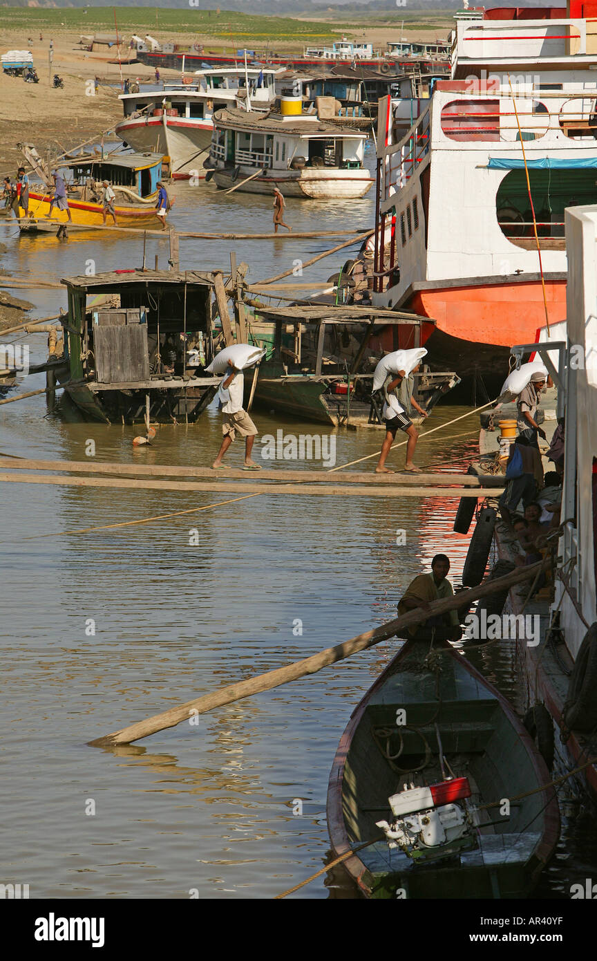 Fiume Irrawaddy barche, fiume Irrawaddy scena, Arbeiten am Ufer der Fluss Ayeyarwady, Beladen eines Schiffes, Leben am Fluss, Loa Foto Stock