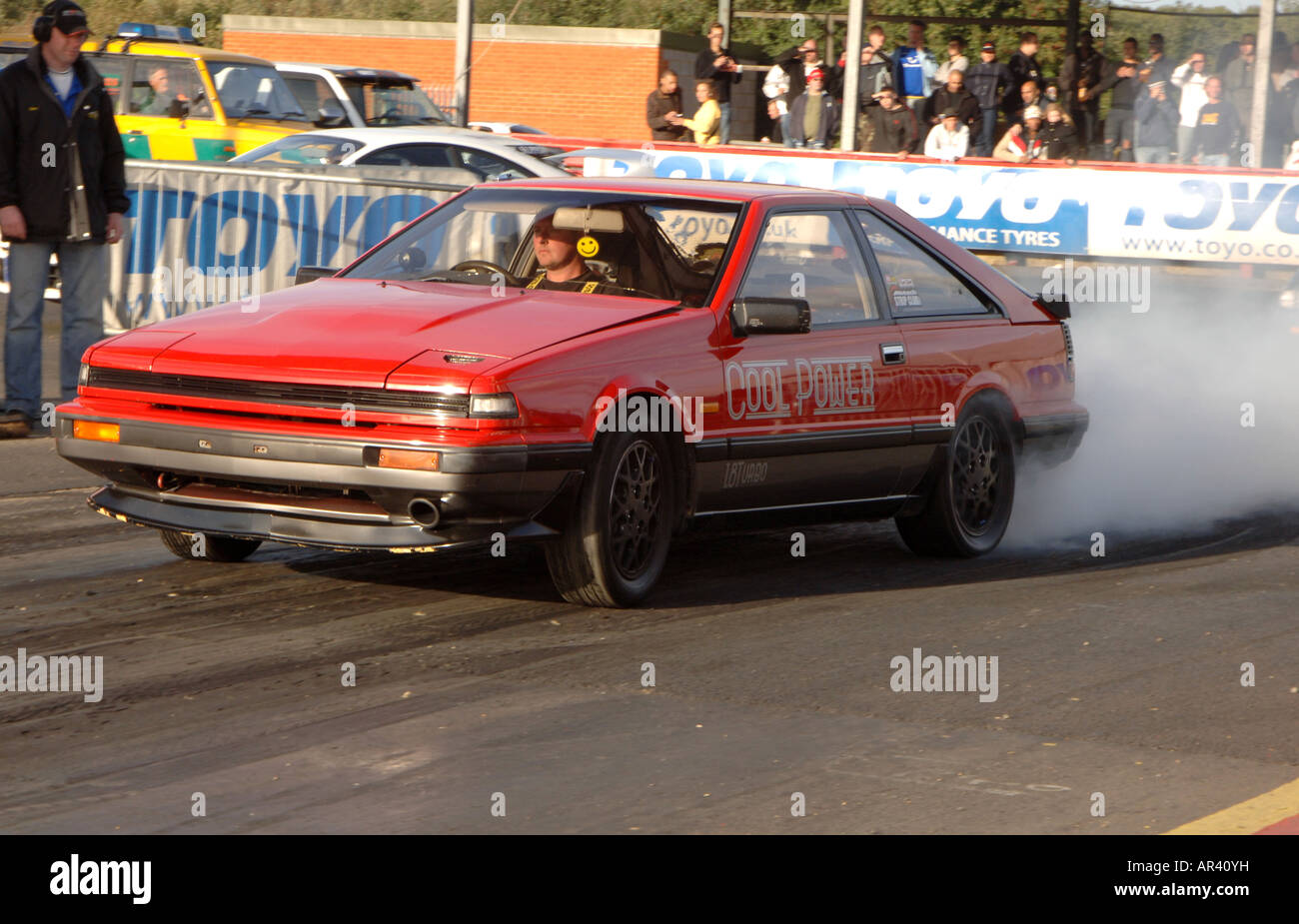 Auto lascia la linea a Santa Pod quarto di miglio drag strip Foto Stock