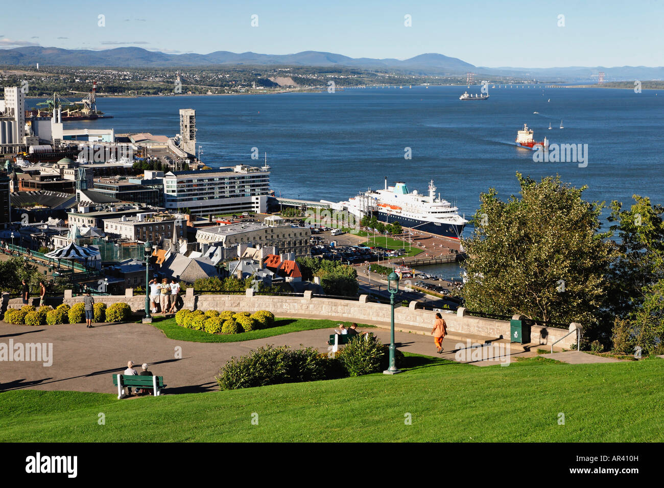 La nave di crociera sulla San Lawerence River sotto le scogliere della Vecchia Quebec City Foto Stock