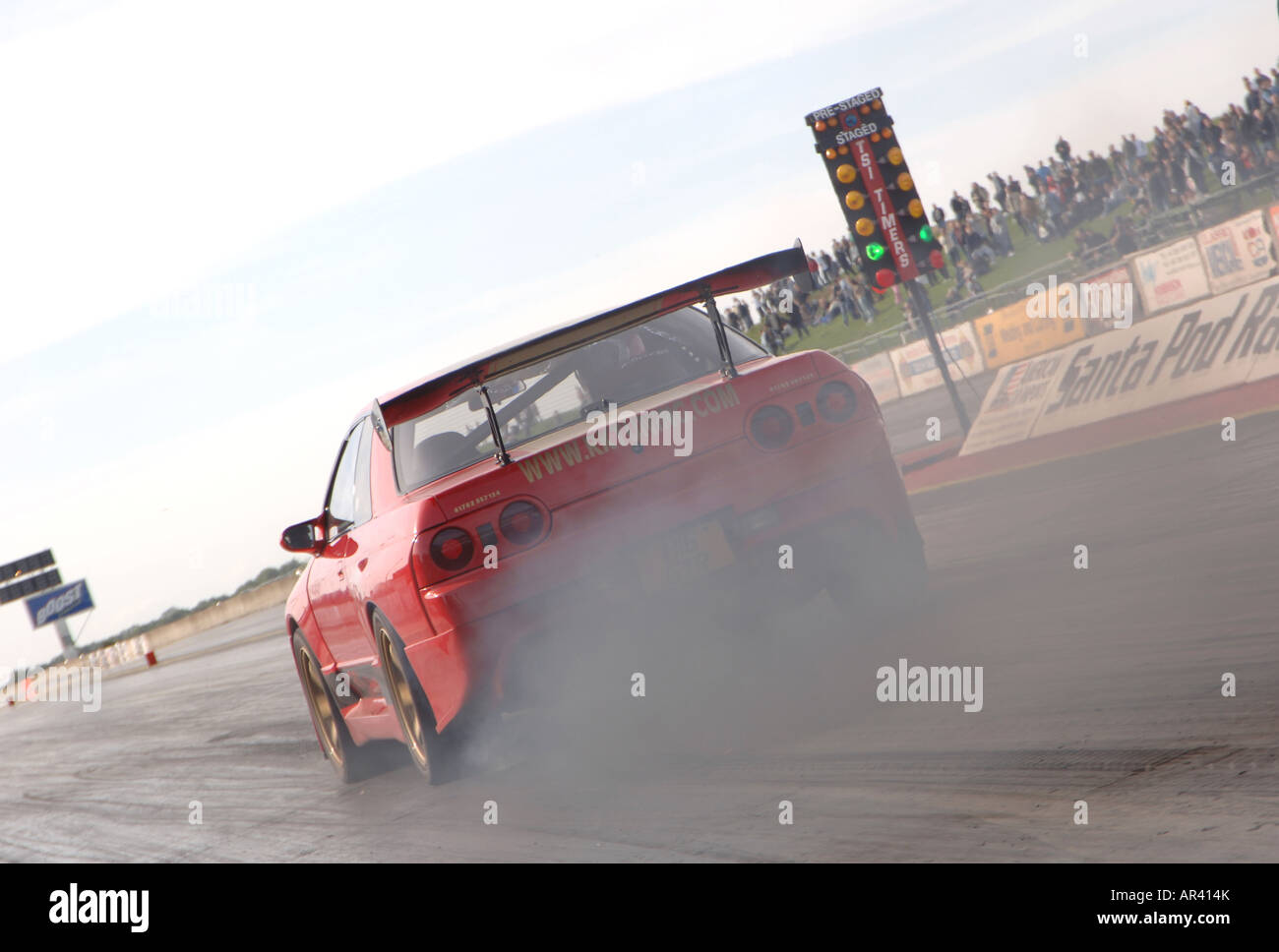 Modificato Nissan Skyline auto lascia la linea a Santa Pod quarto di miglio drag strip Foto Stock