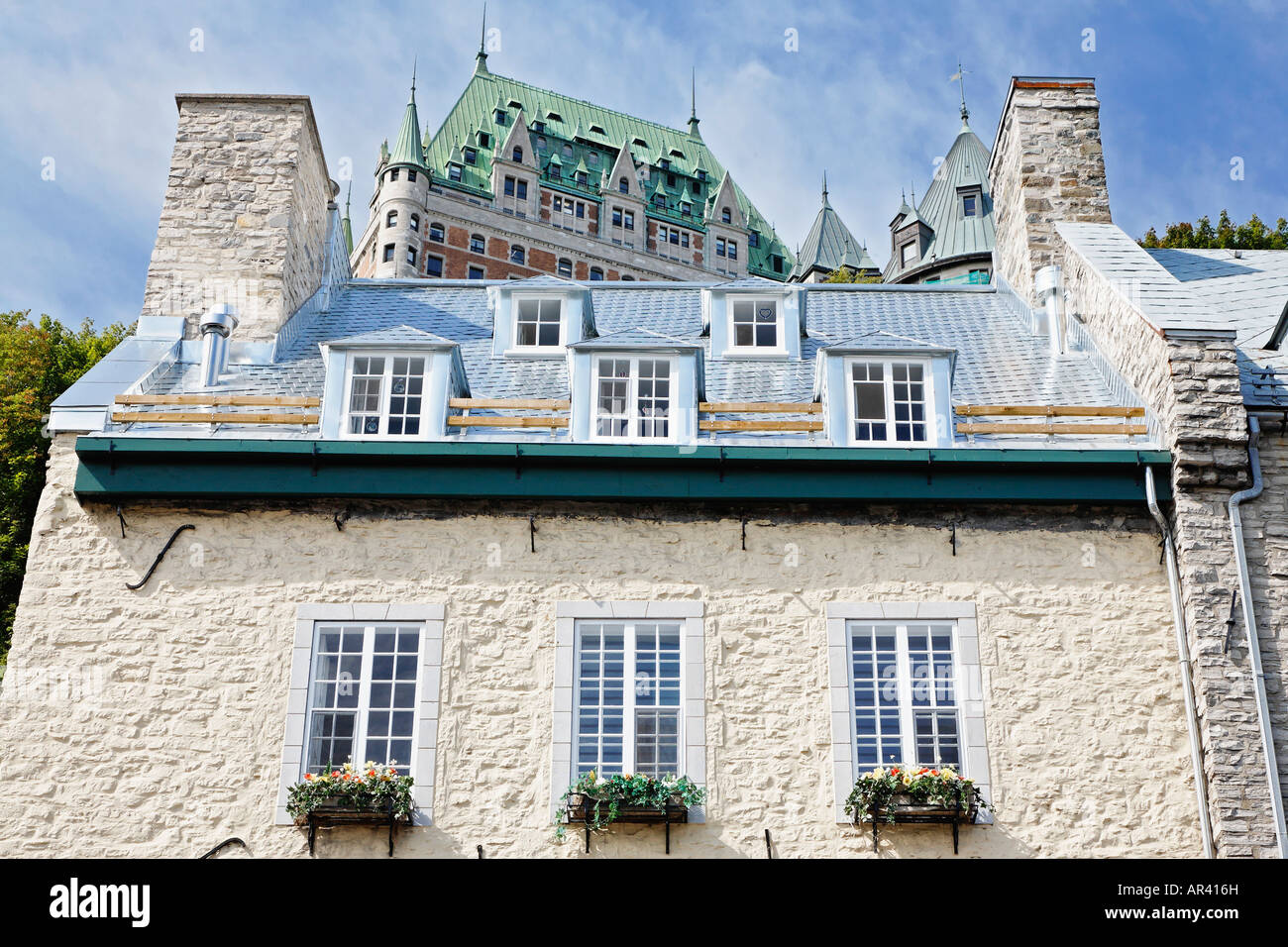 Al di sopra del Saint Lawerence fiume e gli edifici storici della città bassa si siede Quebec City Il Fairmont Le Chateau Frontenac Hotel. Foto Stock