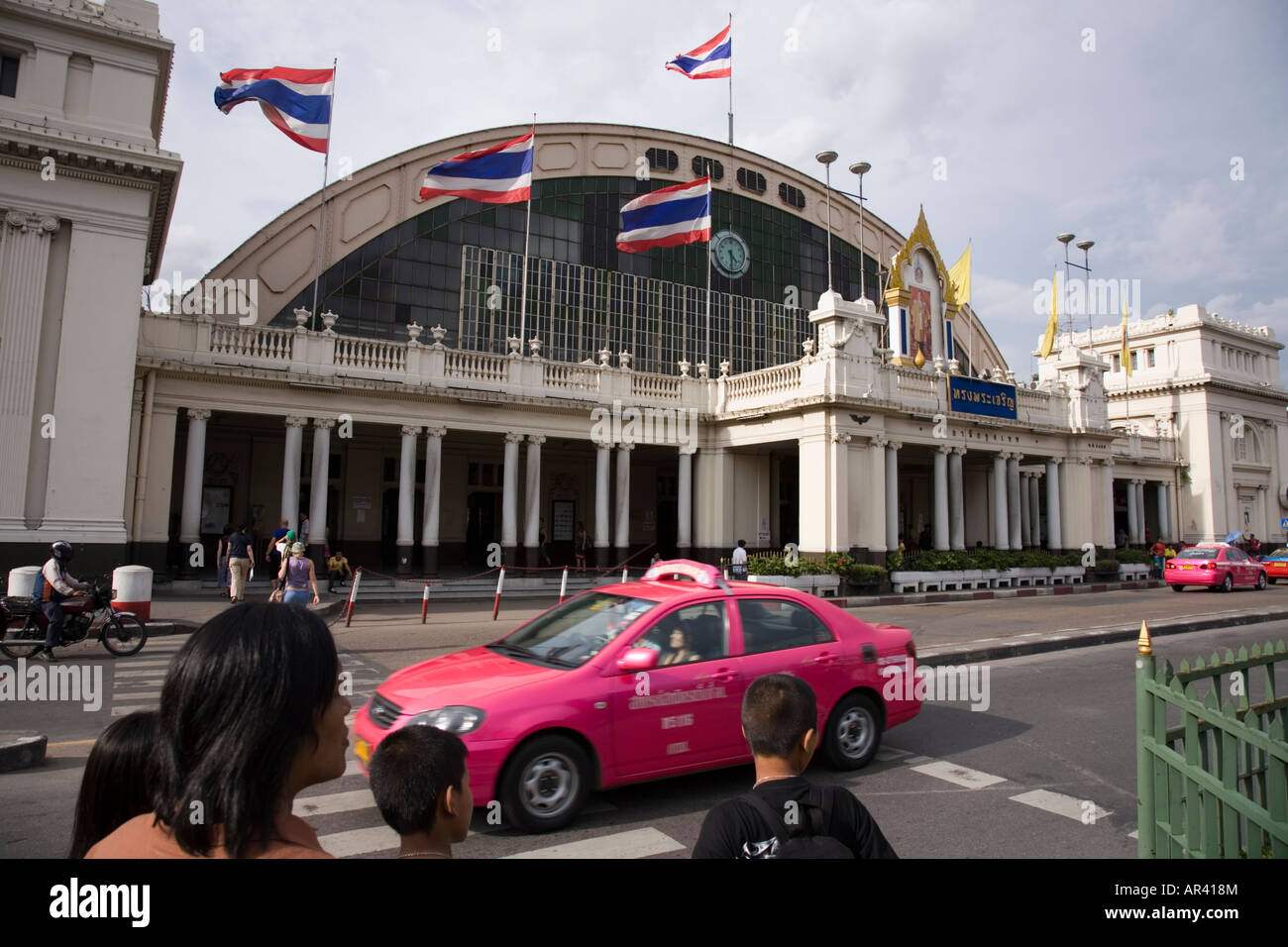 Parte anteriore di Hua Lamphong stazione ferroviaria con un passaggio in taxi e i pedoni, Rama IV Road. Bangkok, Tailandia. Foto Stock