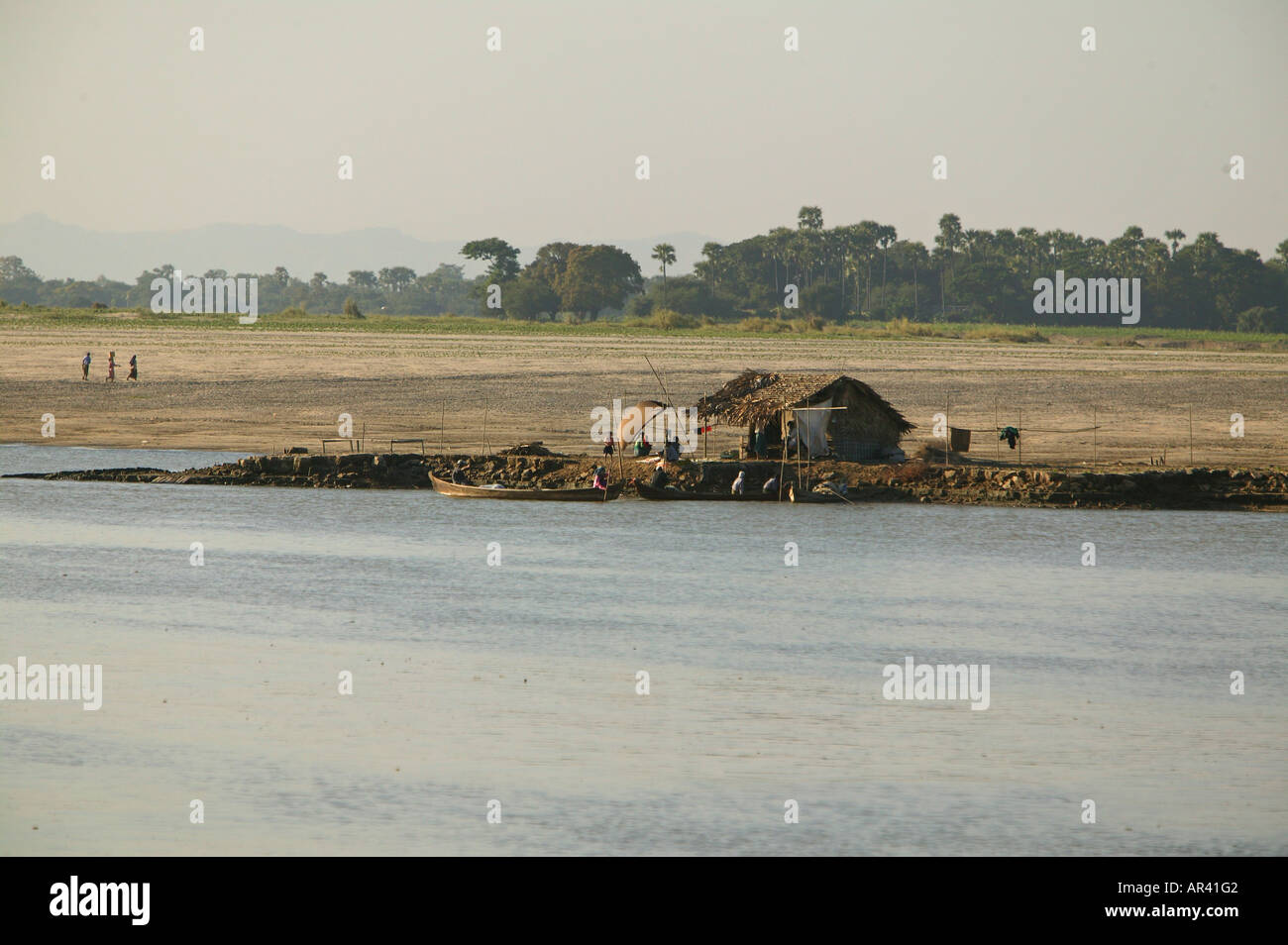Riverside scenario, boat house, fiume Irrawaddy scena, casa temporanea, in acque basse, Haus, Boote am Ufer der Fluss Ayeyarwady, Foto Stock