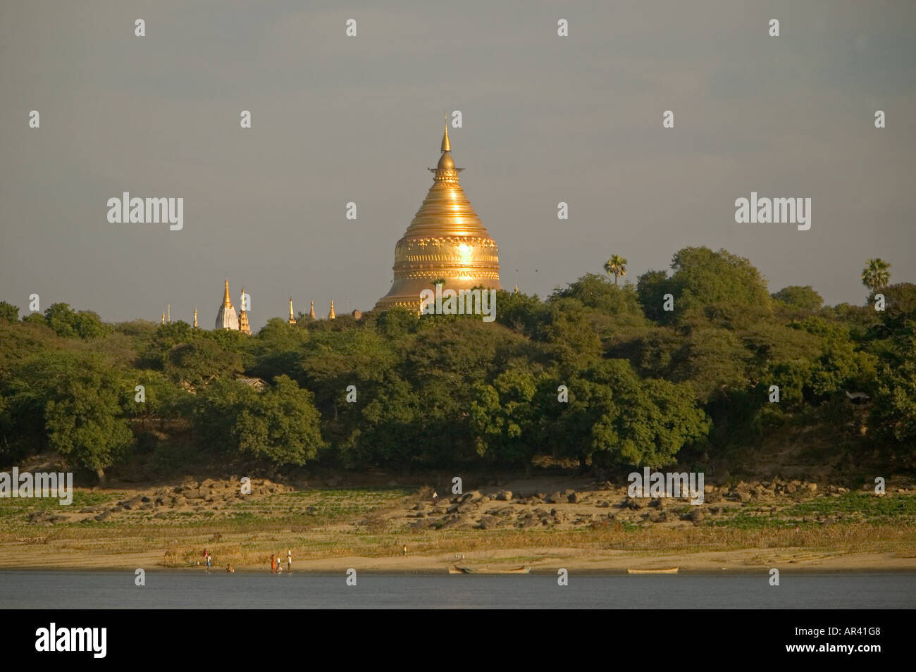 La pagoda dorata, Bagan, pagoda dorata, Bagan, vista dal fiume, Ansicht der Goldenen Pagode vom Schiff Foto Stock