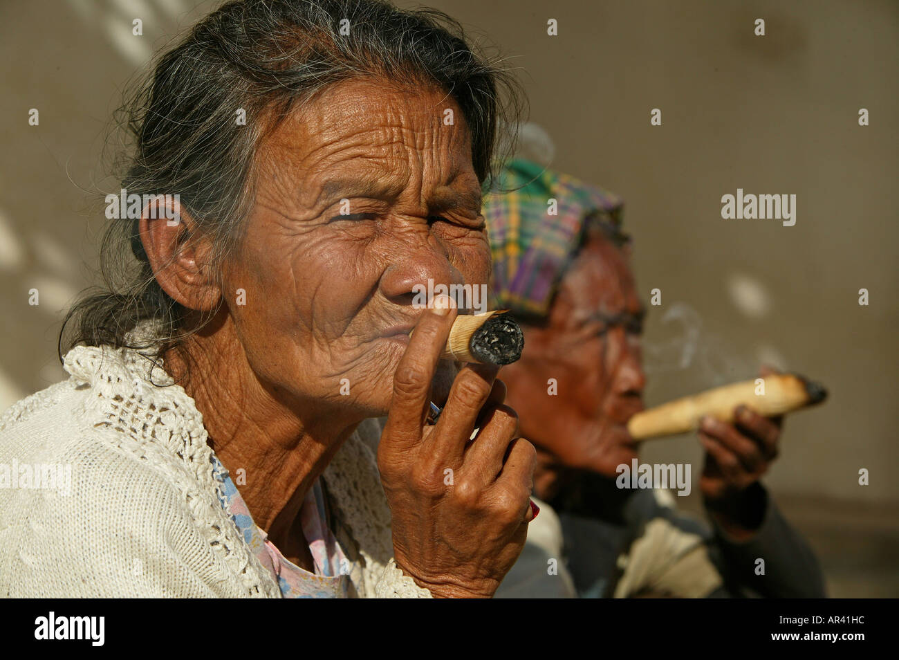 Signore che fumano immagini e fotografie stock ad alta risoluzione - Alamy