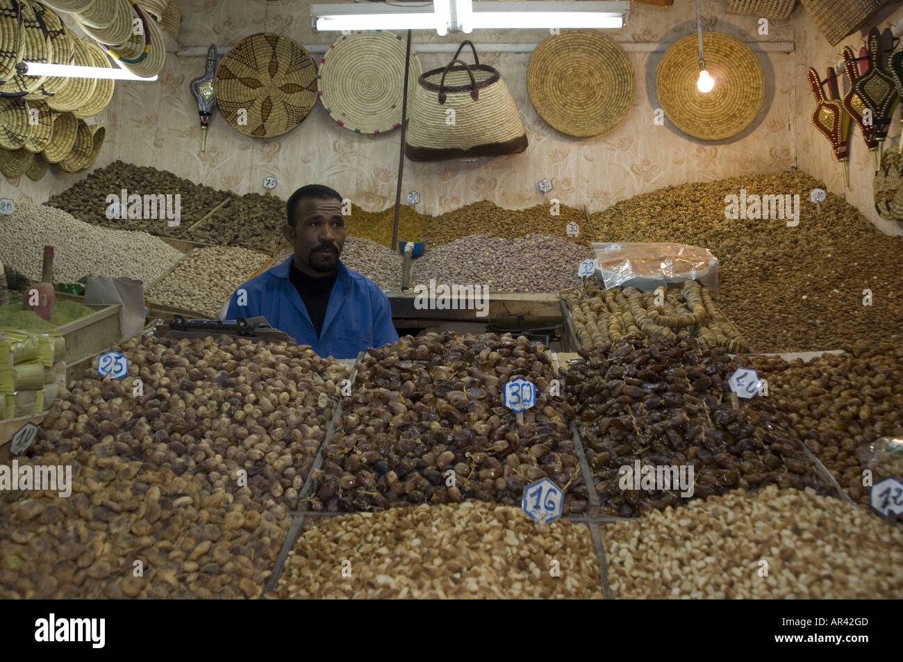 Negozio con frutta secca e noci, souk di Marrakech, Marocco Foto Stock