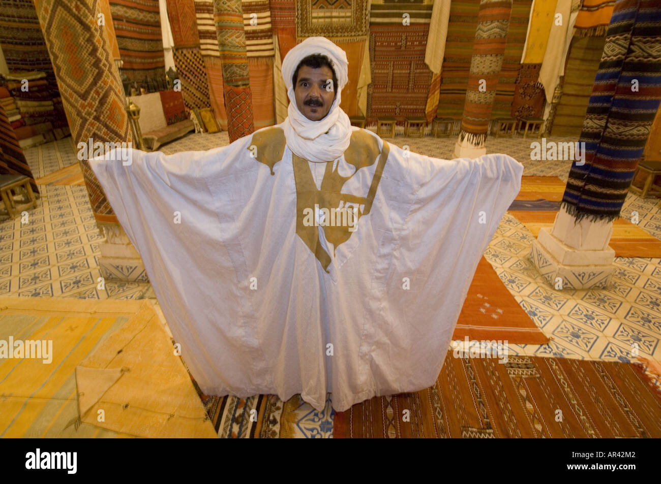Il proprietario della casa di tappeti, Rissani, Marocco Foto Stock