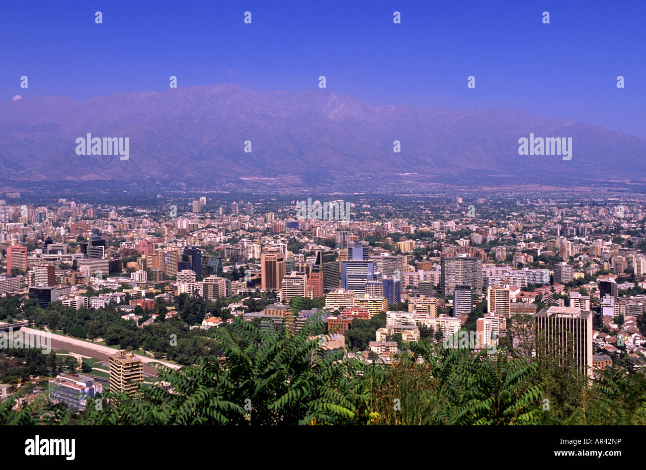 Vista Panorama orientale di Santiago, visto da San Cristobal Hill Santiago del Cile Foto Stock