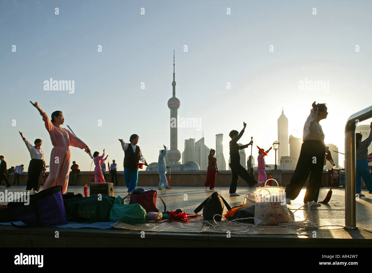 Ginnastica mattutina, ballo di spada, Shanghai Foto Stock