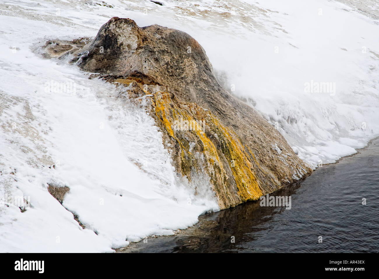Parco Nazionale di Yellowstone in inverno la neve coperto di brina sulla roccia Firehole River a molla Excelsior Foto Stock