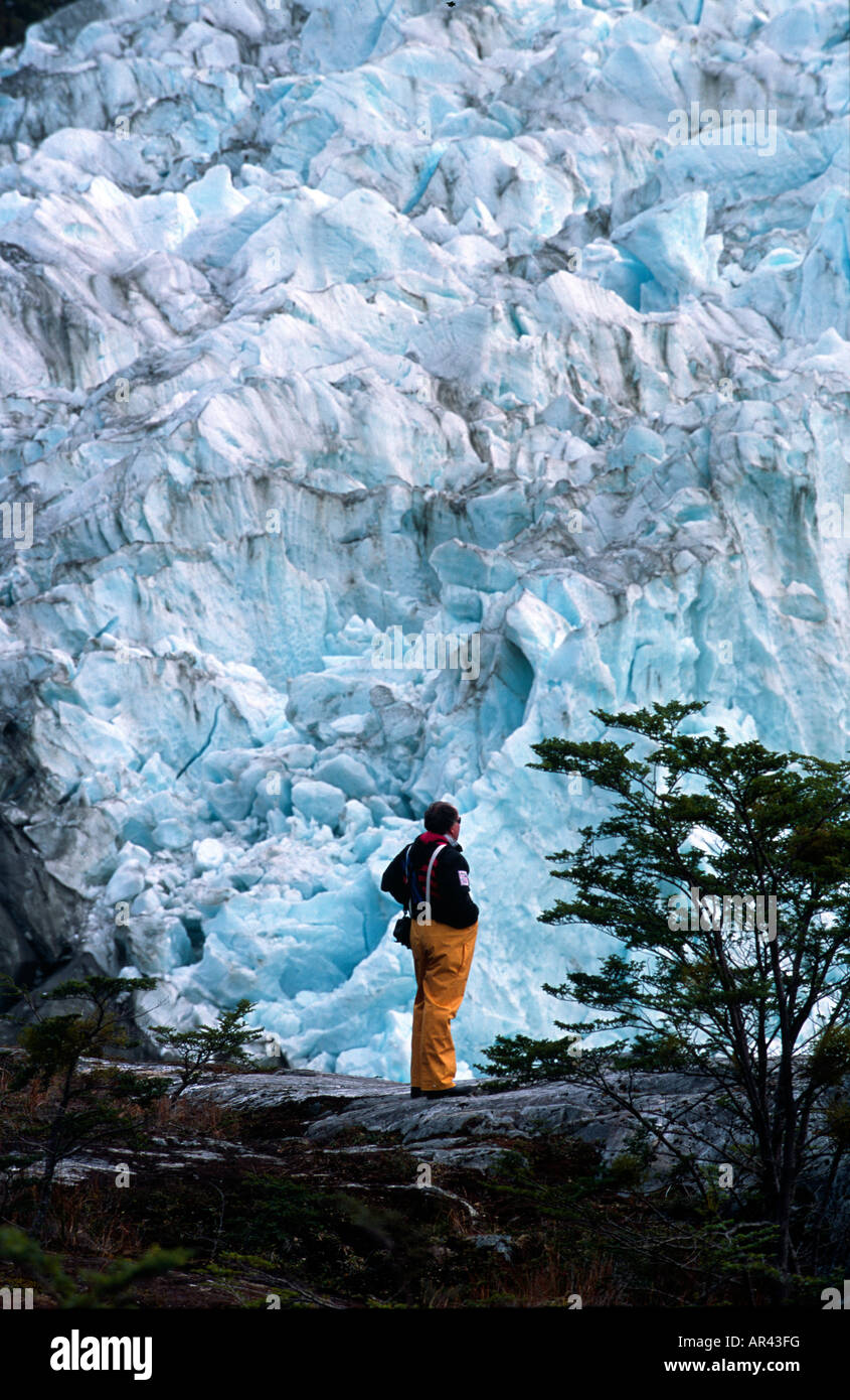 Passeggeri vicino ghiacciaio Pia fiordi meridionale del Cile Foto Stock