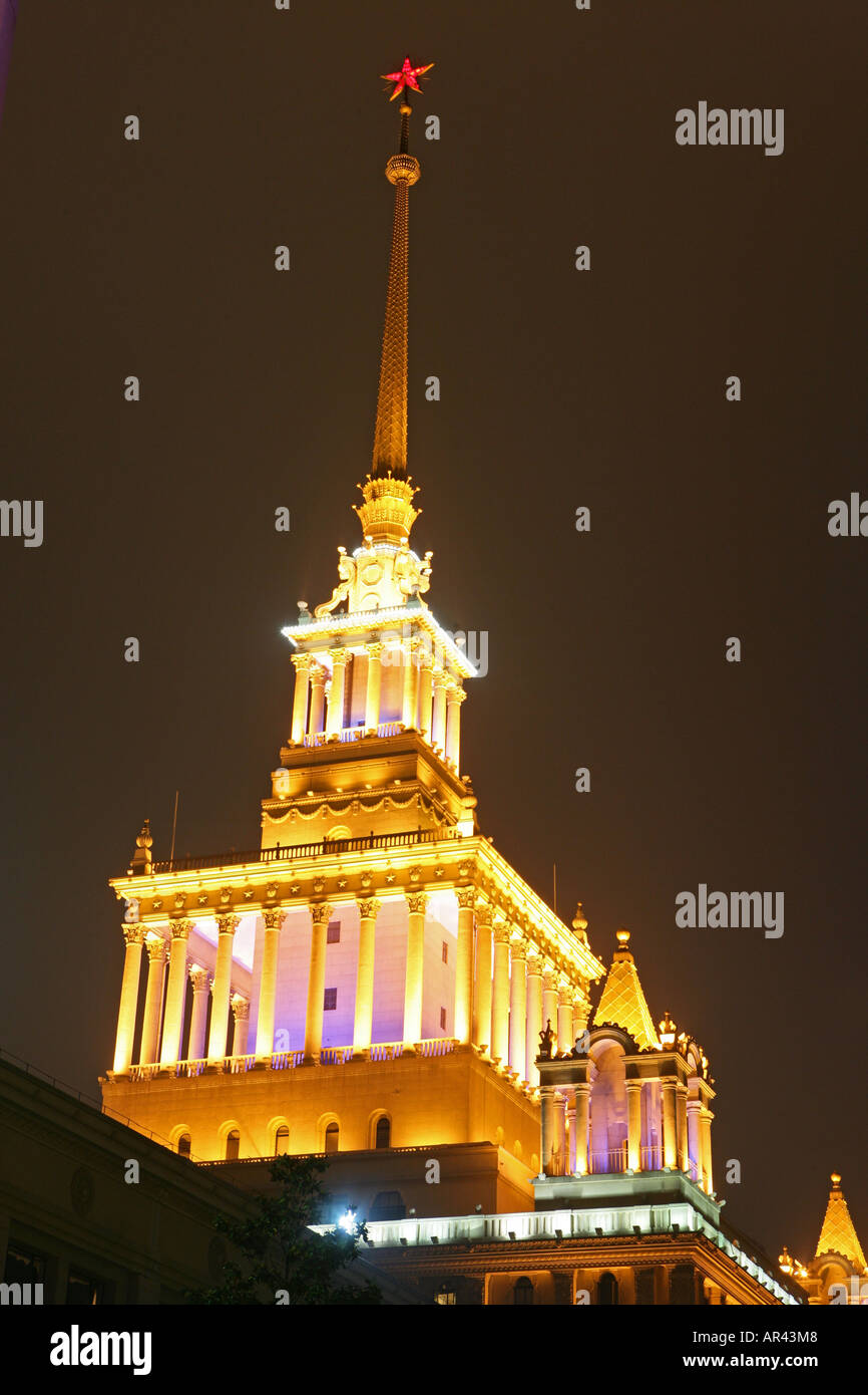 Shanghai Exhibition Center illuminata di notte, Shanghai Foto Stock