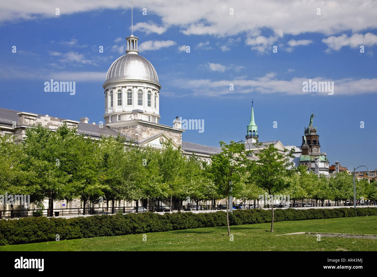 La cupola di argento del Mercato di Bonsecours sorge sopra gli alberi nella vecchia Montreal Foto Stock