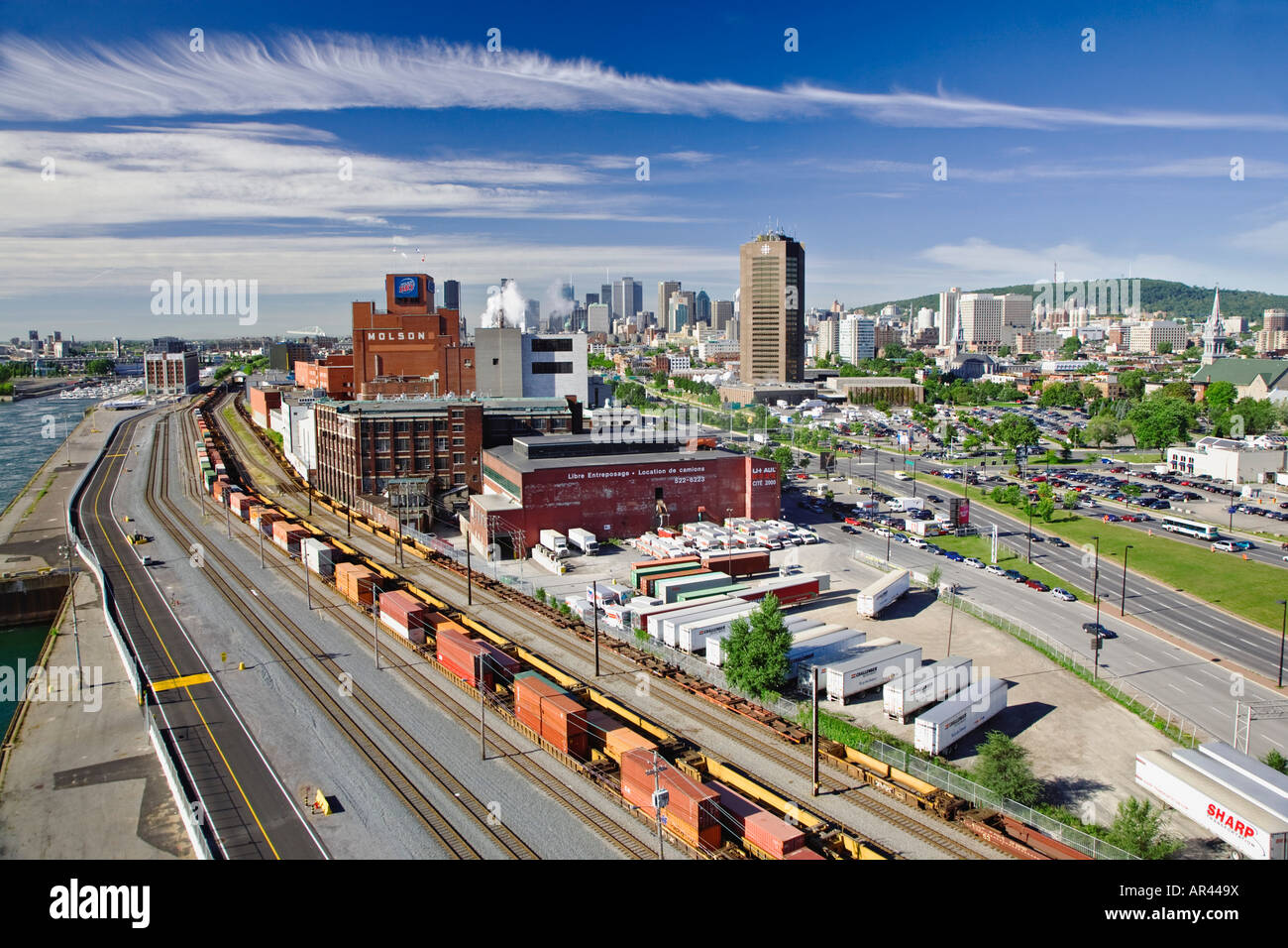 Vista di Montreal s industriale nella regione e dello skyline della città come visto da Jacques Cartier Ponte Quebec Montreal Canada Foto Stock
