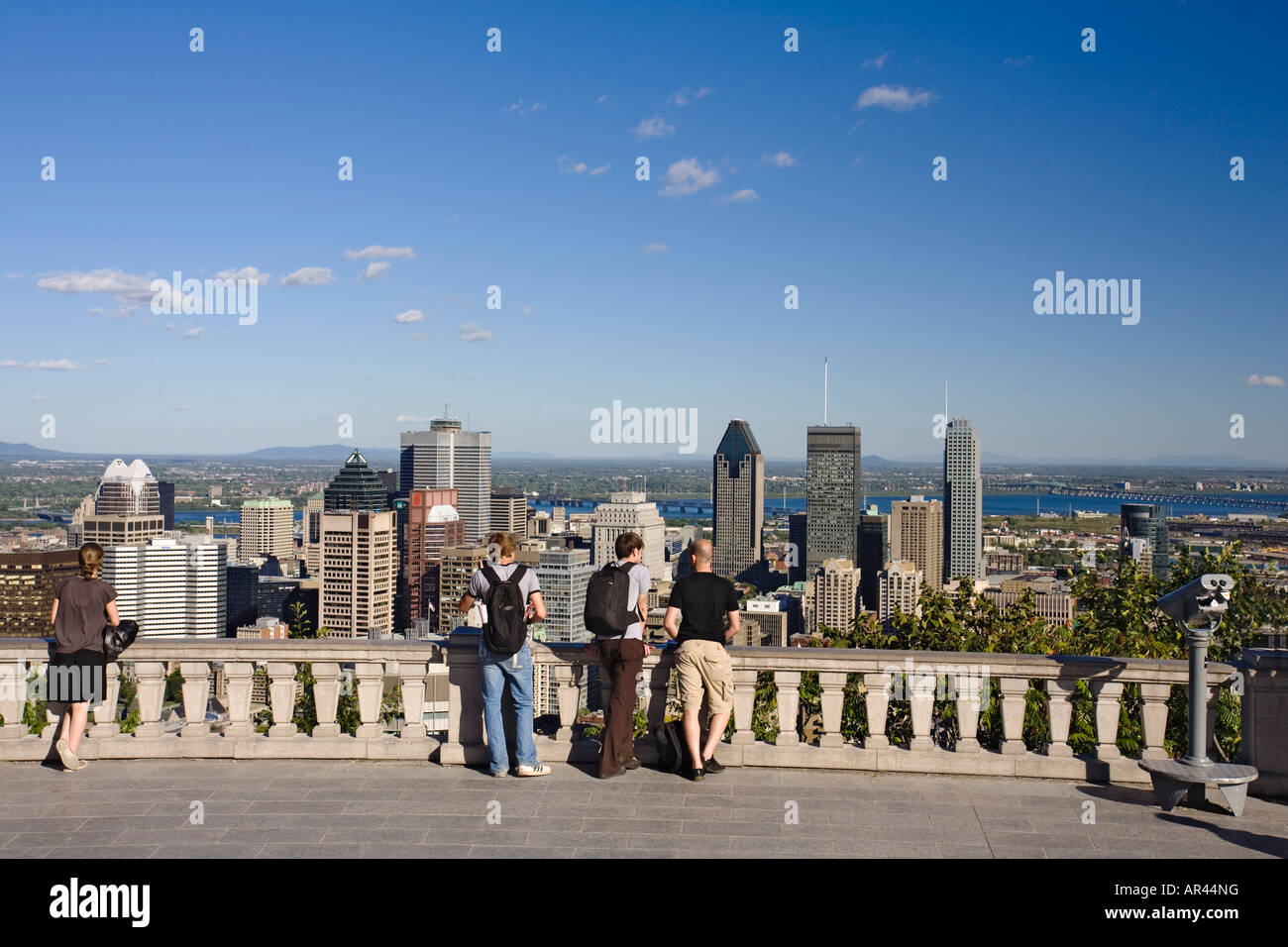 Turisti che si godono la splendida vista di Montreal da un punto di osservazione in Parc du Mont Royal. Québec Canada Foto Stock