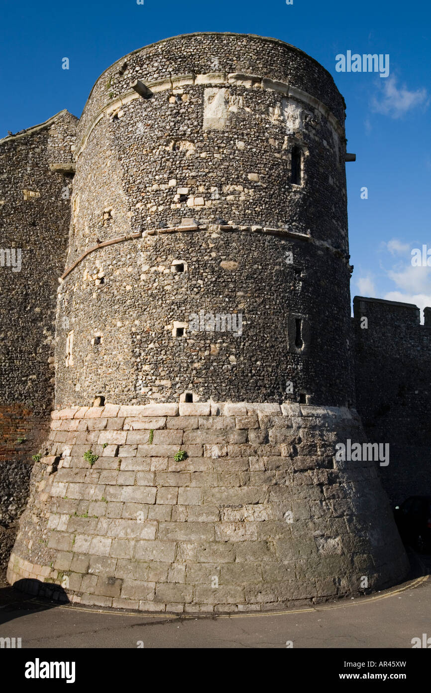 Una torre di avvistamento che forma parte della città di Canterbury parete. A Canterbury Kent. Regno Unito. Foto Stock