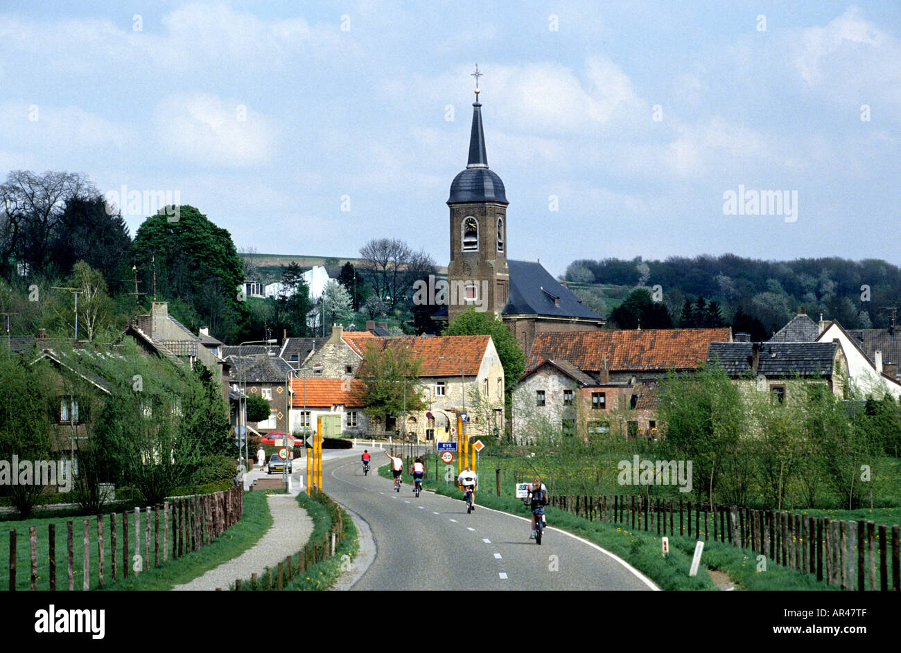 Il Limburgo olandese strada del villaggio chiesa di collina Foto Stock