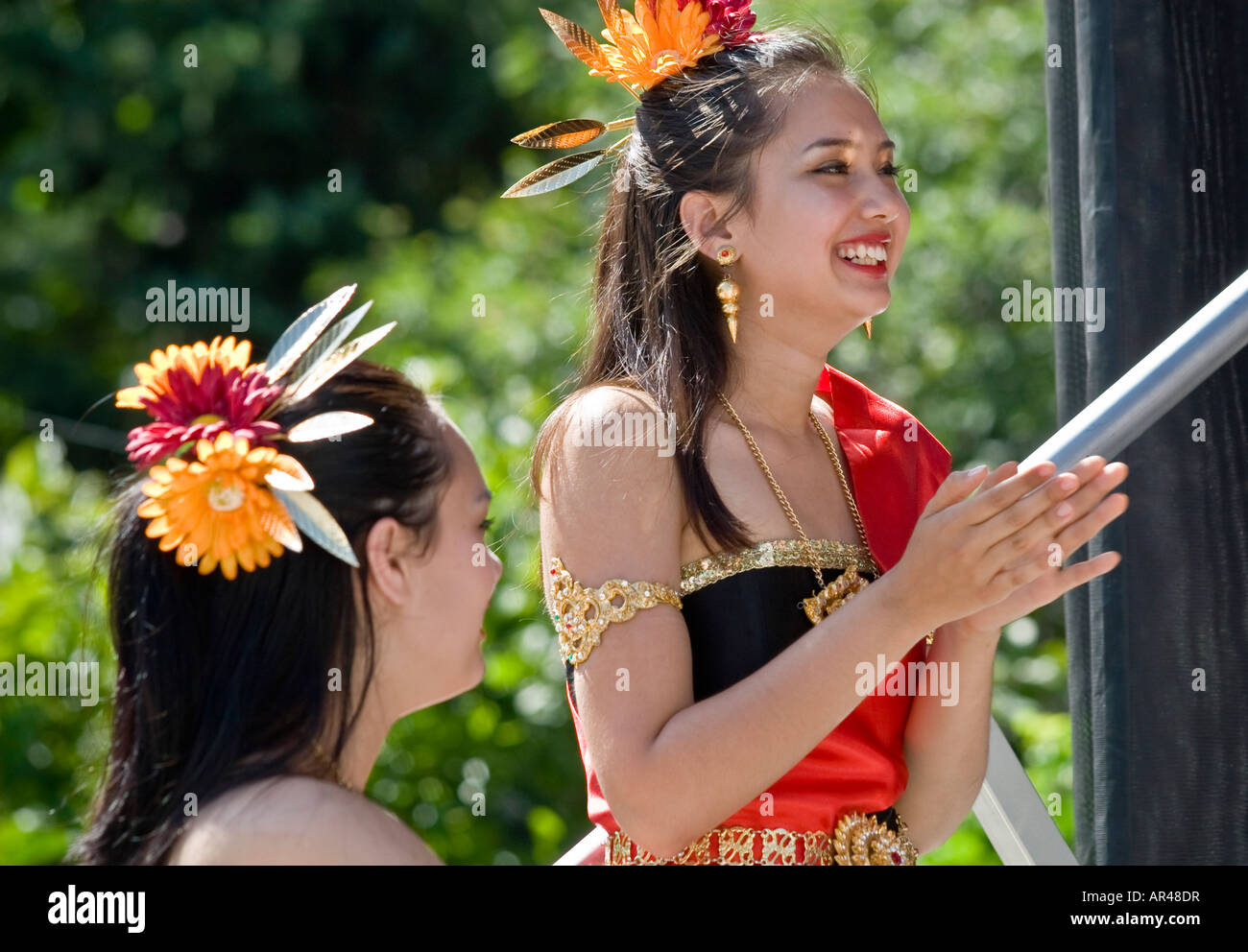 2 ragazze in tradizionale abito thailandese sapori della Thailandia festival di Toronto in Canada Foto Stock