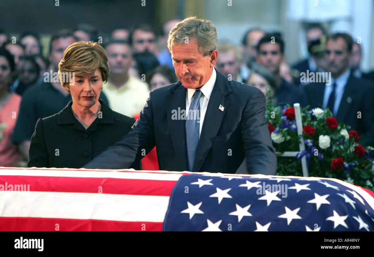 Presidente GW Bush e Laura Bush di pagare i loro rispetti alla bara del Presidente Ronald Reagan nella rotonda del Campidoglio degli Stati Uniti. Foto Stock