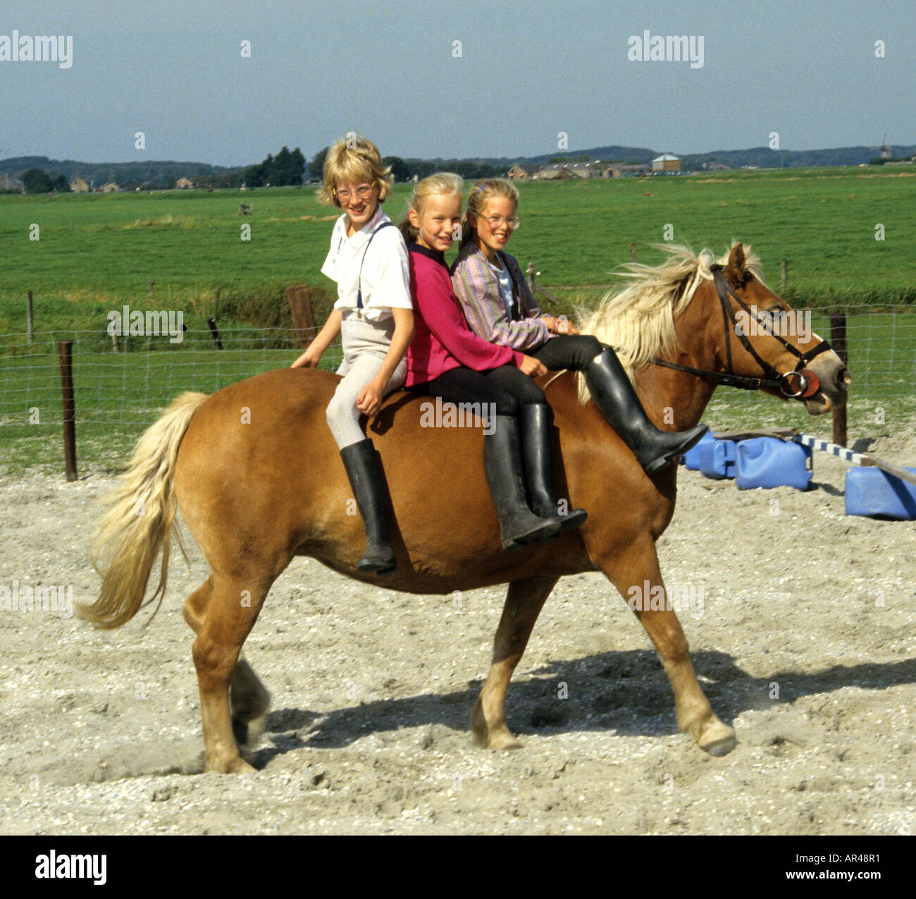 Tre poco divertimento ragazze a cavallo di equitazione Foto Stock