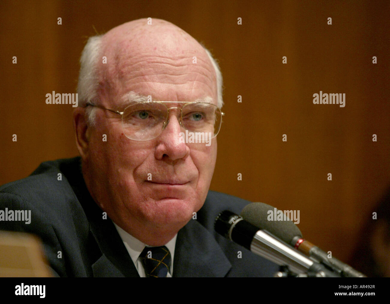 Washington DC 9/18/02 Il senatore Patrick Leahy ascolta durante un'audizione alla commissione giudiziaria del Senato Foto Stock