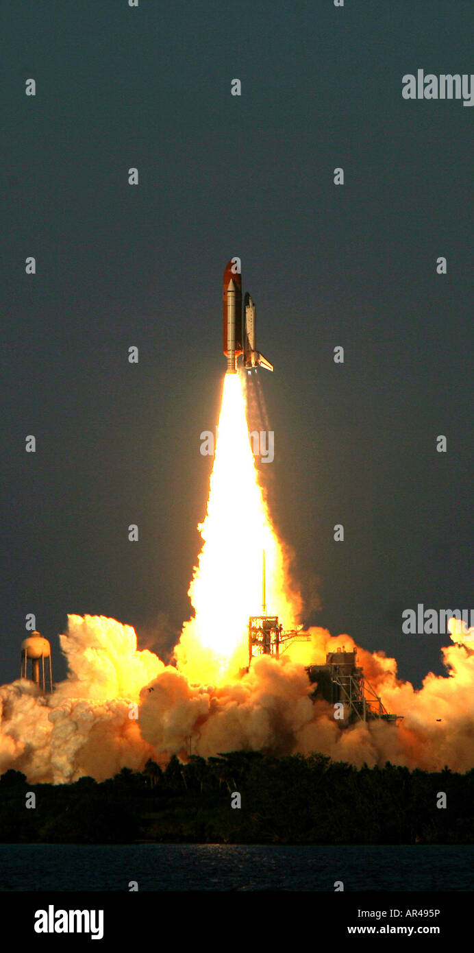 Sollevare della navetta spaziale, la NASA STS-117, XXI stazione spaziale, volo da John F. Kennedy Space Center il 8 giugno 2007. Foto Stock