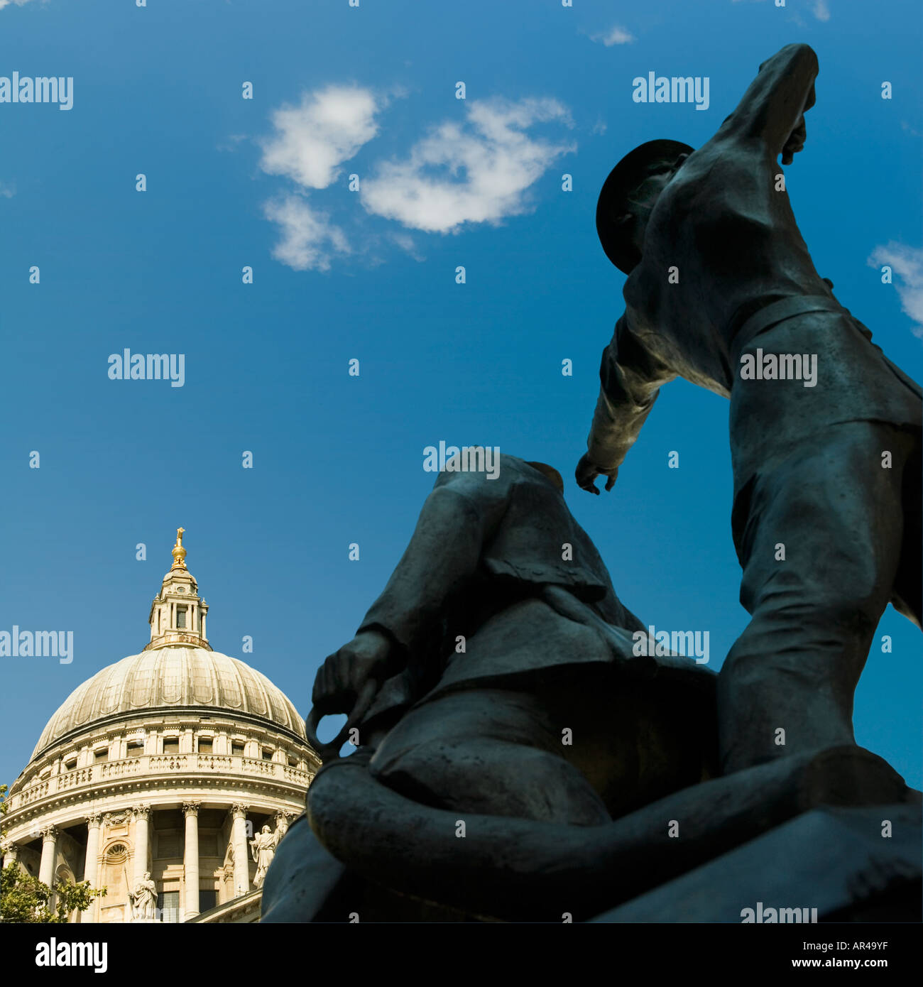 Londra Saint Pauls Cathedral blitz vigili del fuoco memorial Foto Stock