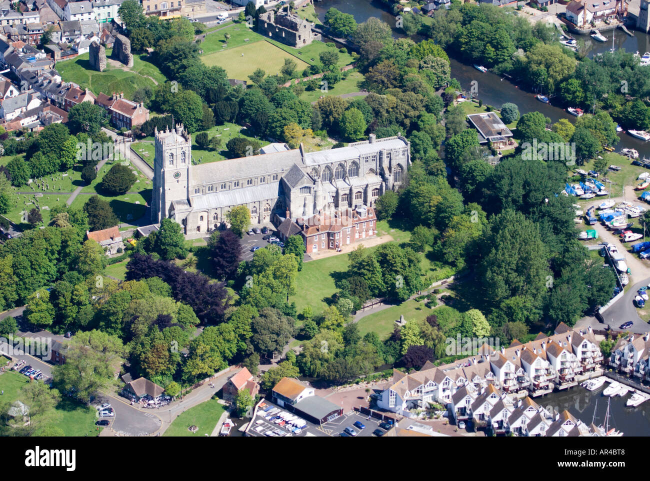 Vista aerea della città di Christchurch Priory, lo sviluppo di proprietà e marina. Christchurch. Il Dorset. Regno Unito. Foto Stock