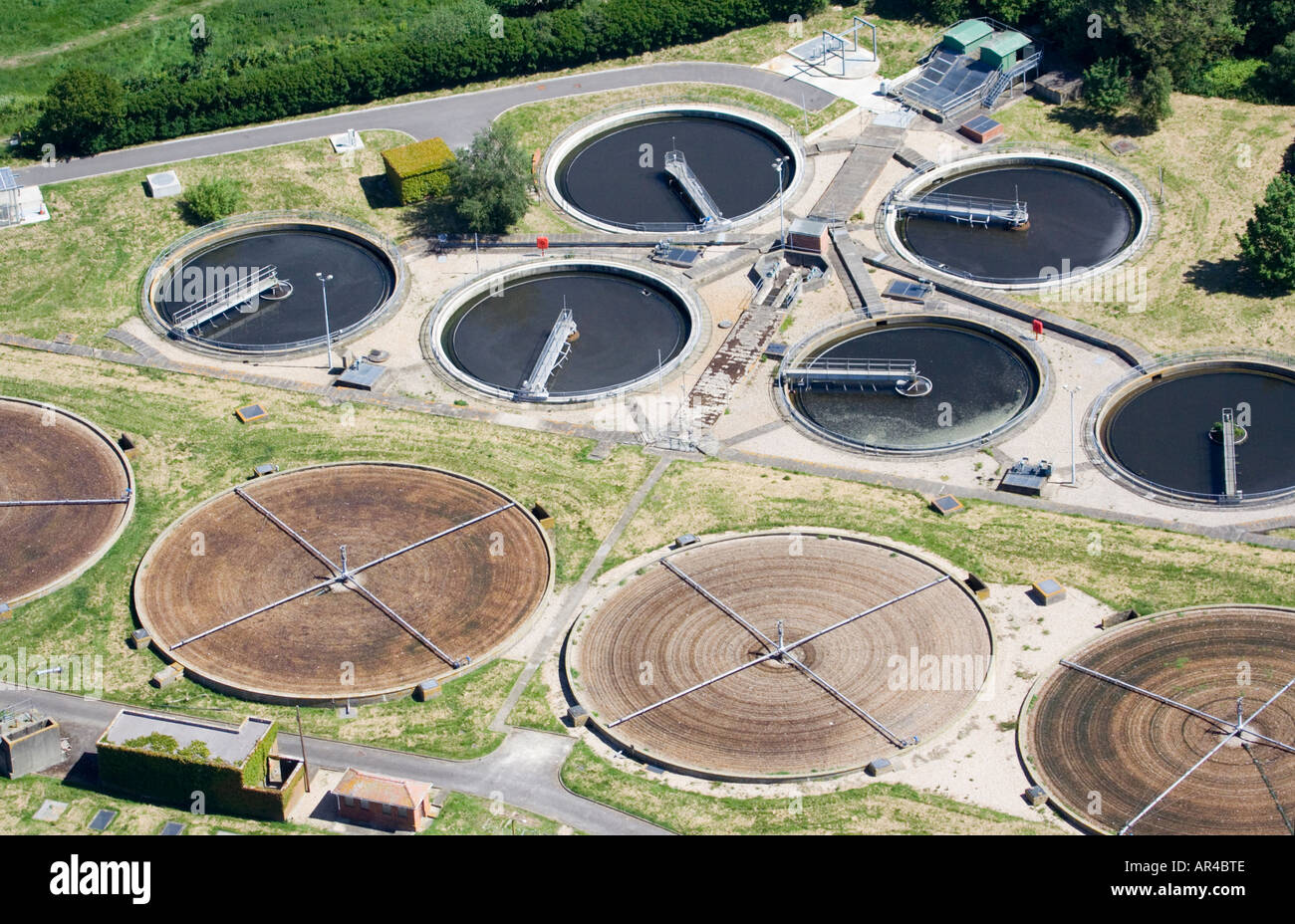 Vista aerea di un impianto di filtrazione. Impianto di depurazione delle acque reflue. Il trattamento dei rifiuti. Il Dorset. Regno Unito. Foto Stock