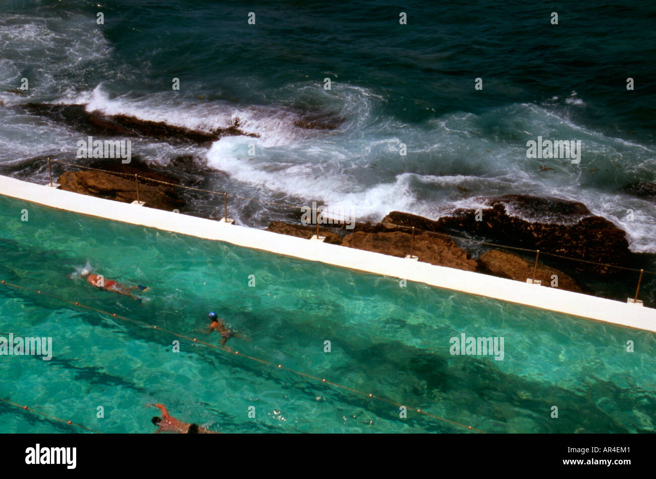 Nuotare in riva al mare Foto Stock