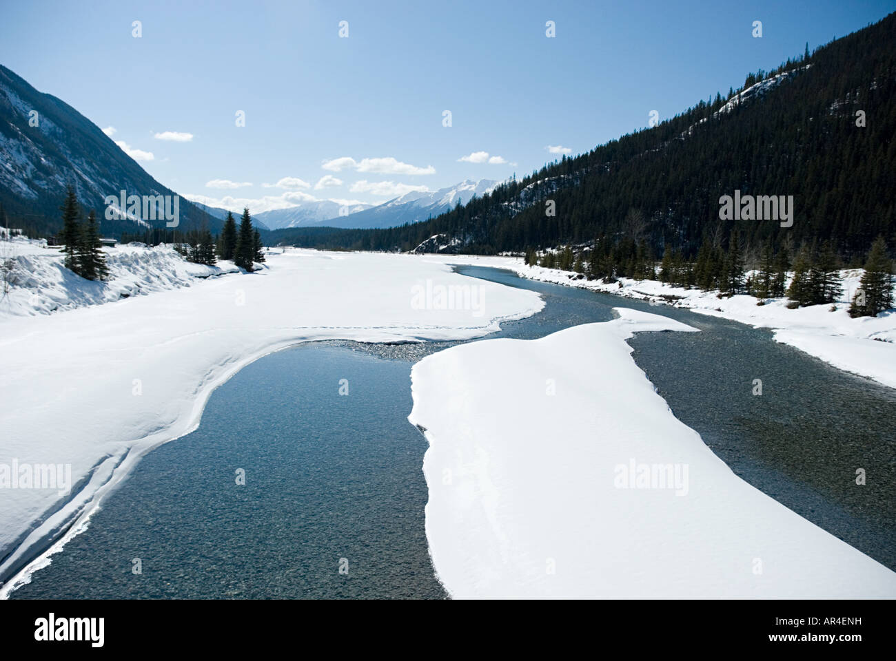 La neve su un lago nella valle di montagna Foto Stock