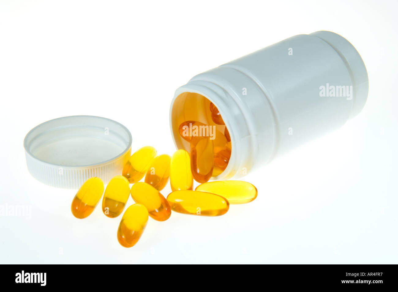 Sfondo bianco colpo di olio codliver pillole la fuoriuscita dal contenitore Foto Stock