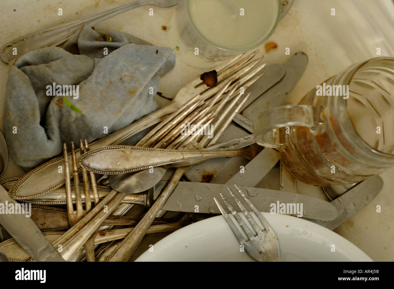 Lavello da cucina con piatti sporchi e argenteria Foto Stock