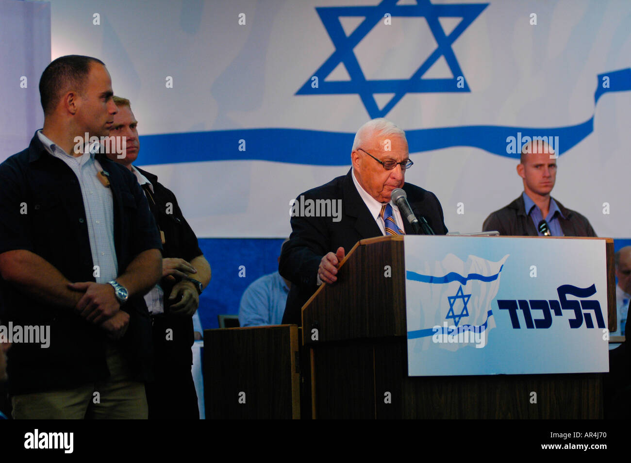 Il primo ministro israeliano Ariel Sharon è circondato dalle guardie del corpo mentre parla ai membri della convenzione centrale del partito del Likud. Tel Aviv Israele Foto Stock