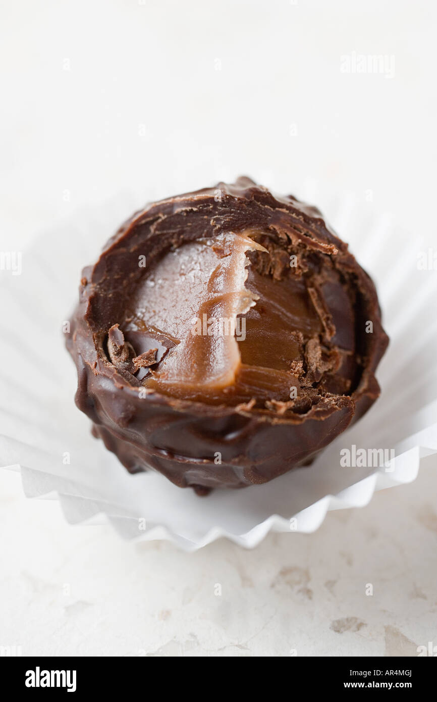 Un cioccolato con un morso mancante Foto Stock