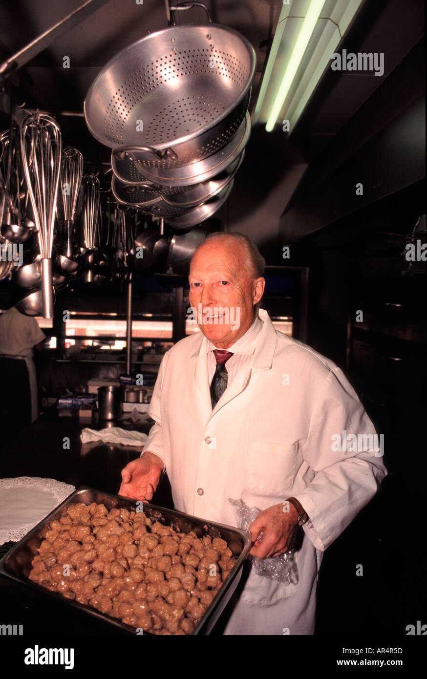 Chef e ristoratore Ingvar Wikstrom di Chicago tenendo un piatto di polpette svedese. Foto Stock