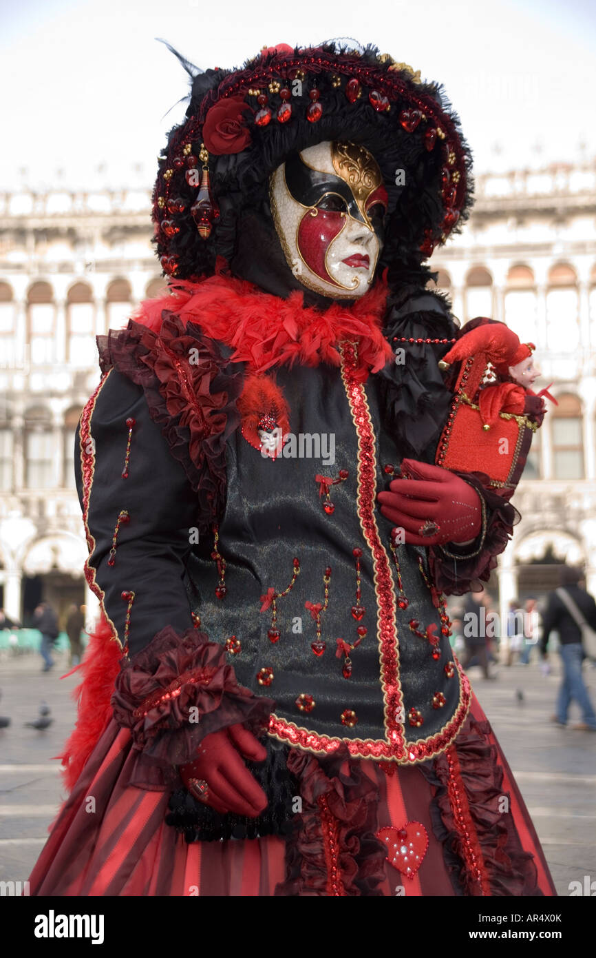 Reveller femmina in maschera e costume di carnevale di Venezia in Piazza  San Marco, Italia Foto stock - Alamy