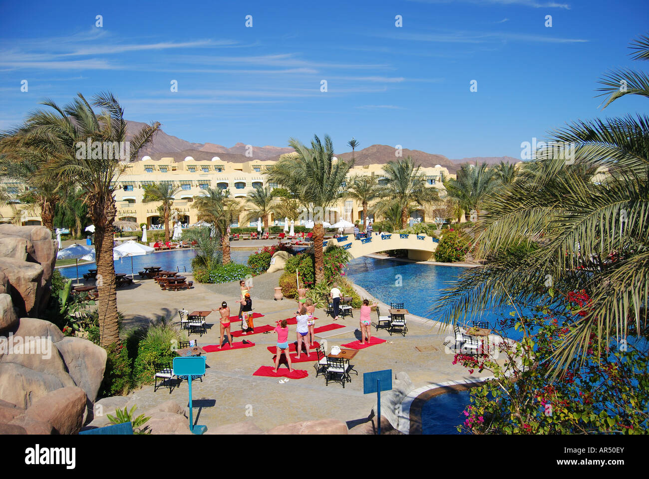 La piscina e la terrazza solarium, Marriott Beach Resort Hotel, Taba Heights, Penisola del Sinai, Repubblica di Egitto Foto Stock