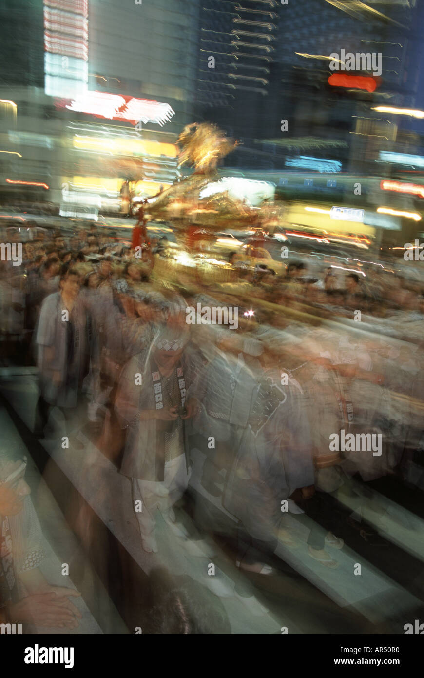 Un mikoshi o un santuario portatile che attraversa una strada a Shinjuku durante un matsuri o festival. Tokyo, Giappone Foto Stock