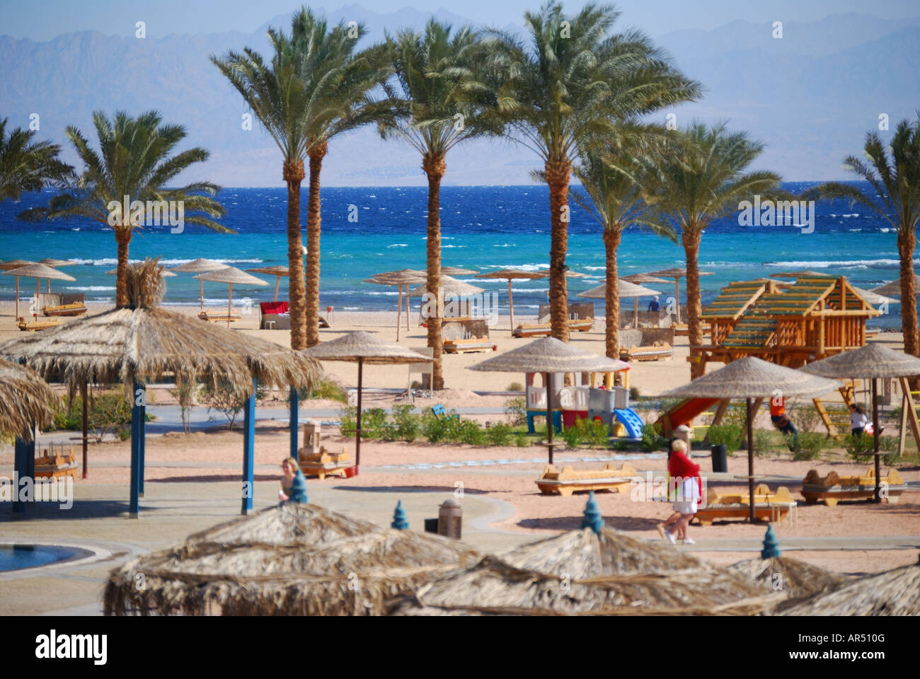 Vista della spiaggia, Marriott Beach Resort Hotel, Taba Heights, Penisola del Sinai, Repubblica di Egitto Foto Stock