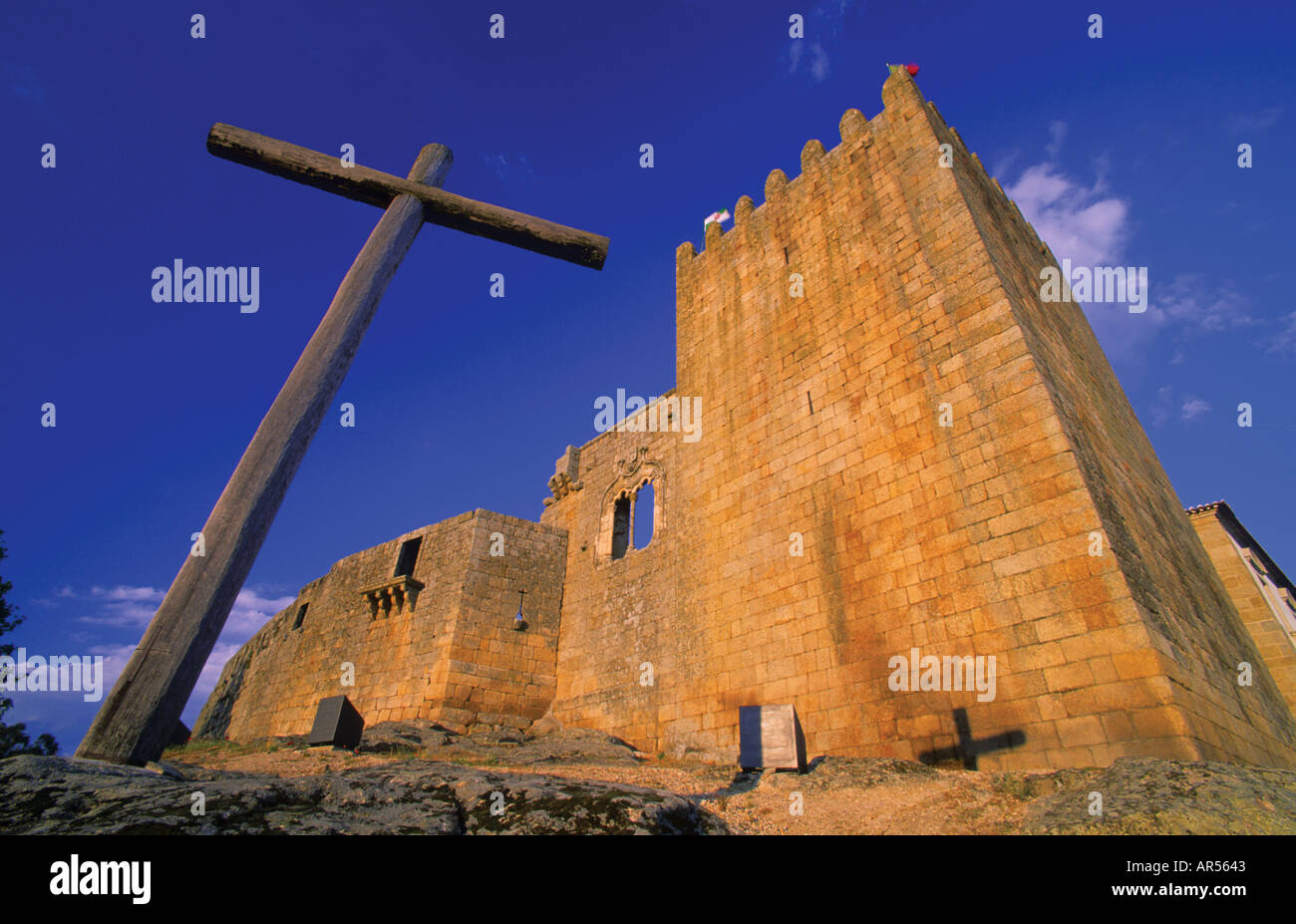 Il Portogallo, Belmonte: Croce e il castello nel villaggio nativo di Pedro Alvares Cabral, scopritore del Brasile Foto Stock