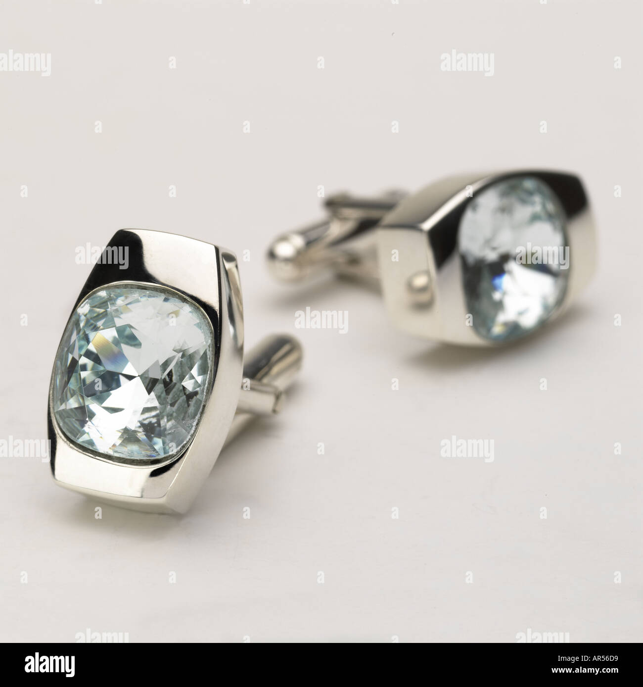 gemelli in argento con diamanti gemelli in argento con diamanti incastonati su sfondo bianco Foto Stock