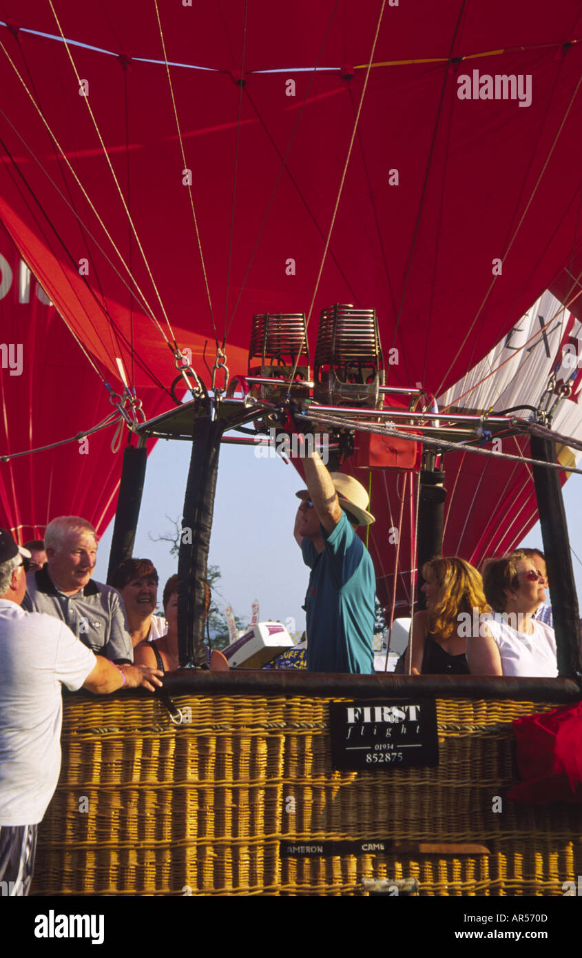 Bristol Balloon Festival un pilota di preparazione per il decollo Foto Stock