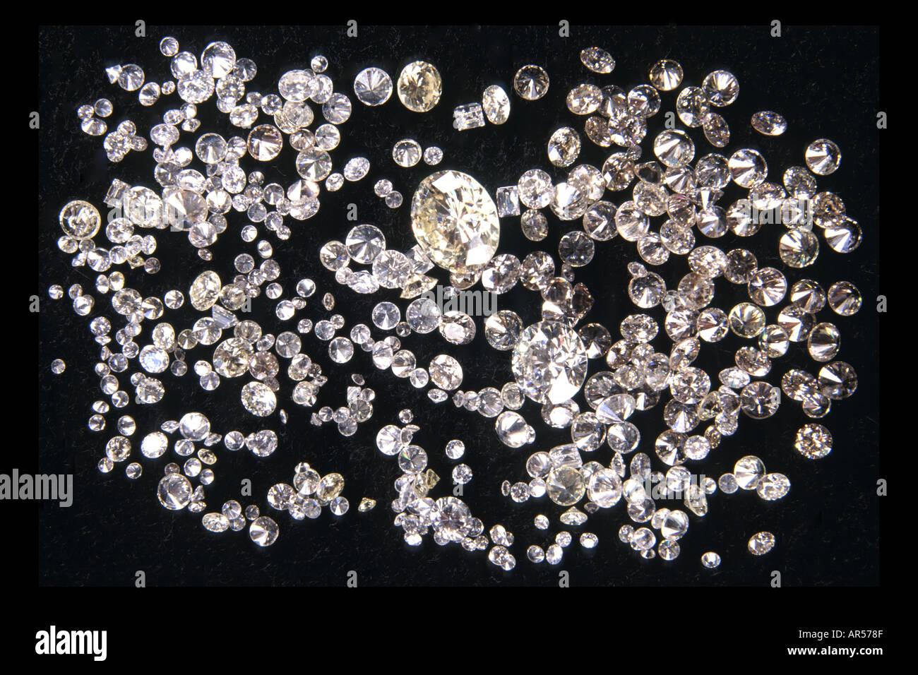 Assortiti e di taglio di diamanti lucidati sul velluto nero. Questa immagine è stata precedentemente disponibile come immagine A9D399. Foto Stock